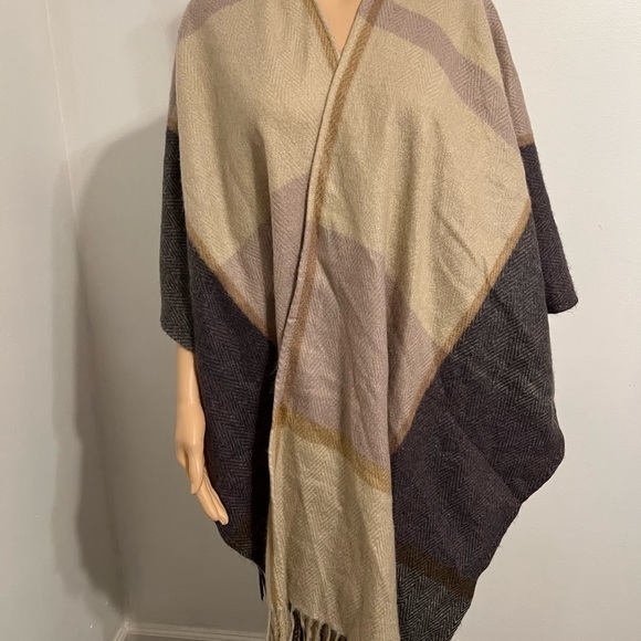 Woolrich Womens One Size Shawl Wrap Gray Beige Purple Plaid with Fringe - Picture 3 of 8